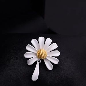 Daisy brooches